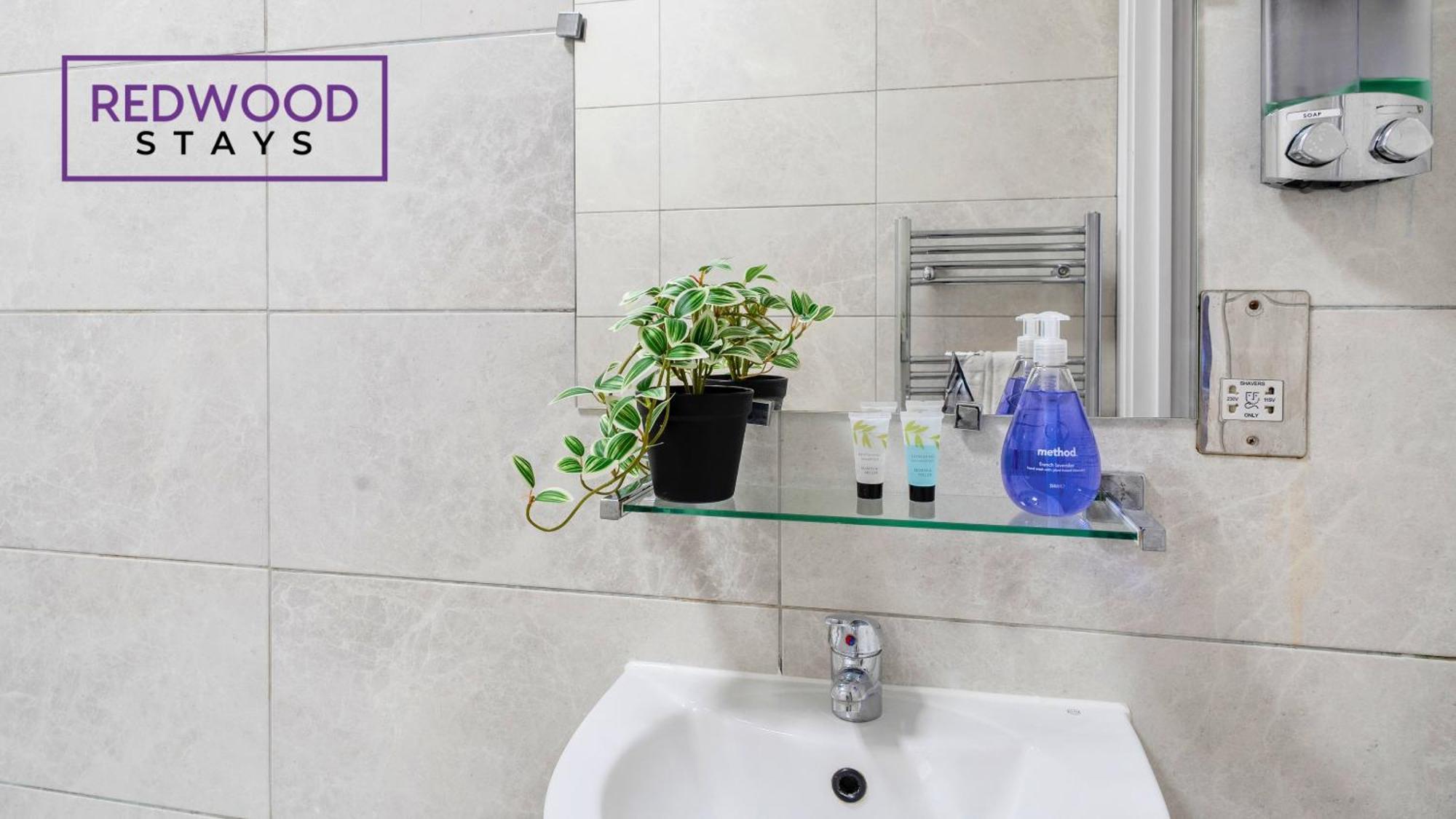 Newly Refurbished Everest Lodge Serviced Apartments For Contractors & Families, Free Wifi & Netflix By Redwood Stays Farnborough  Dış mekan fotoğraf