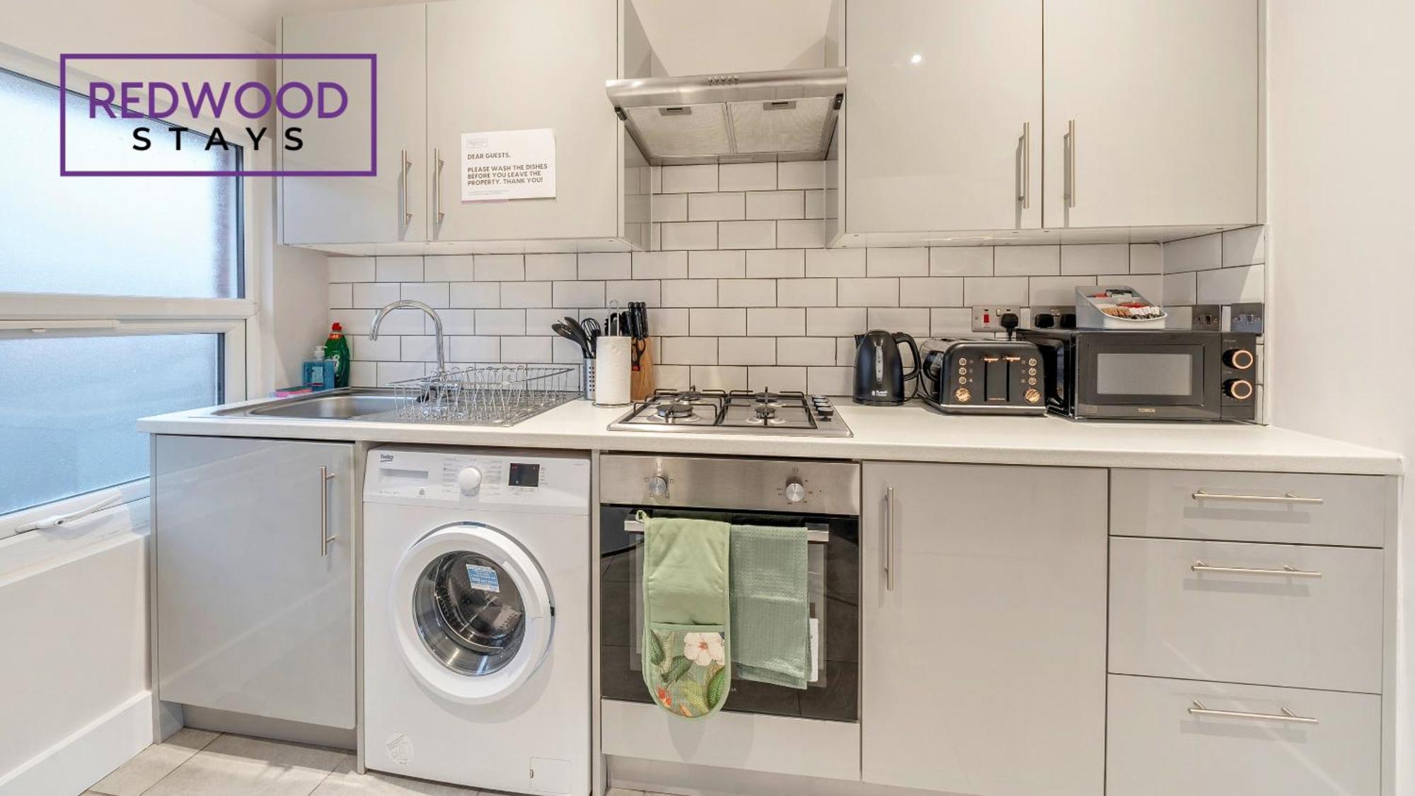Newly Refurbished Everest Lodge Serviced Apartments For Contractors & Families, Free Wifi & Netflix By Redwood Stays Farnborough  Dış mekan fotoğraf