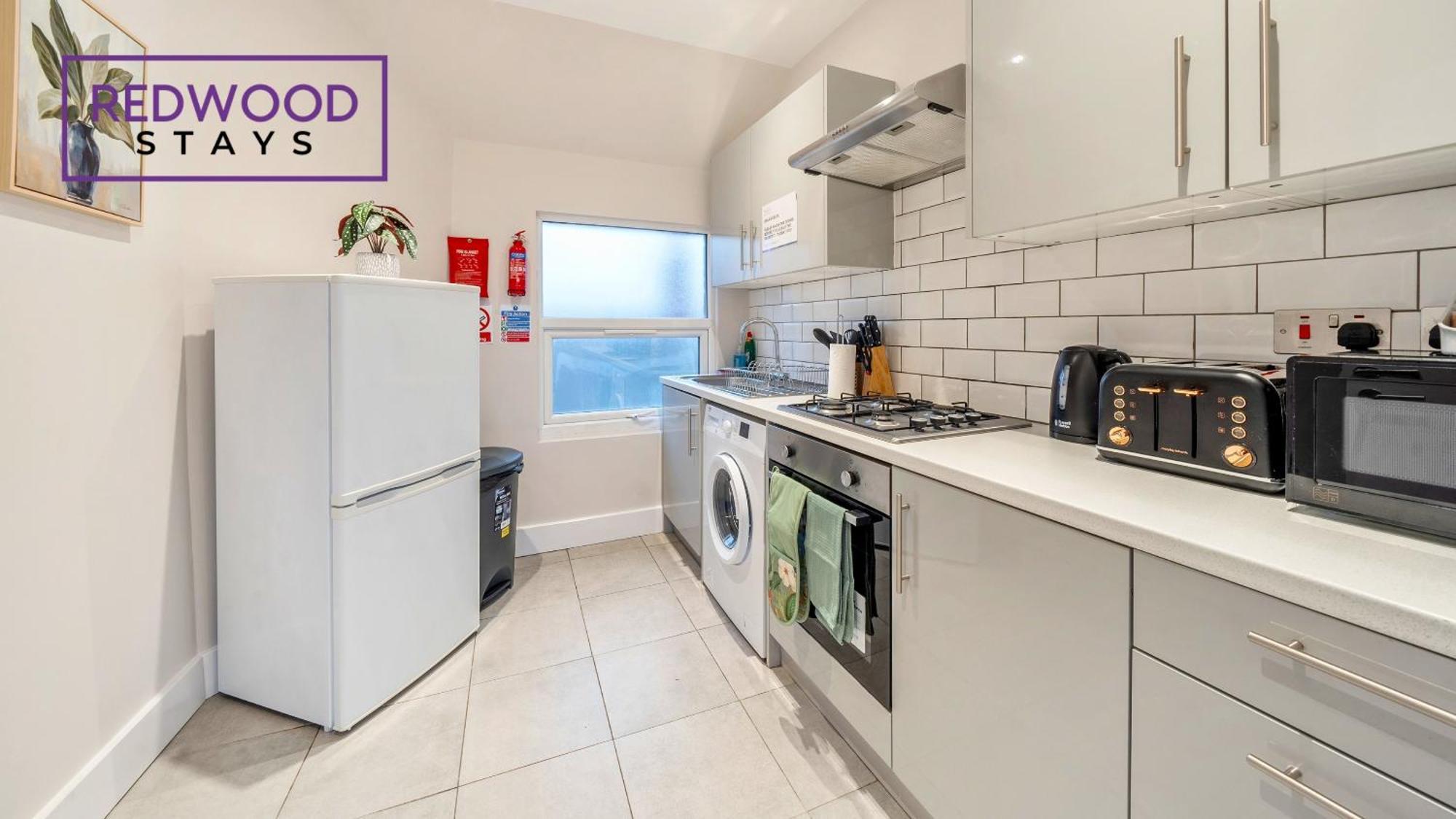 Newly Refurbished Everest Lodge Serviced Apartments For Contractors & Families, Free Wifi & Netflix By Redwood Stays Farnborough  Dış mekan fotoğraf
