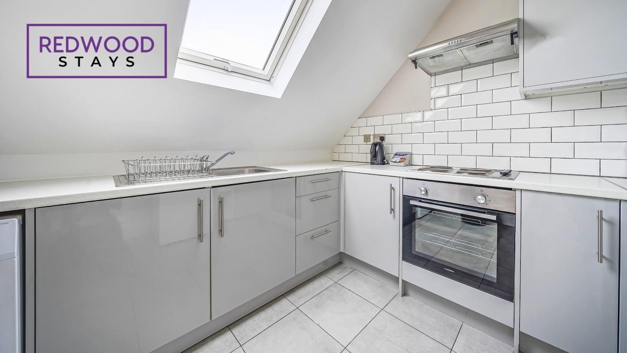 Newly Refurbished Everest Lodge Serviced Apartments For Contractors & Families, Free Wifi & Netflix By Redwood Stays Farnborough  Dış mekan fotoğraf