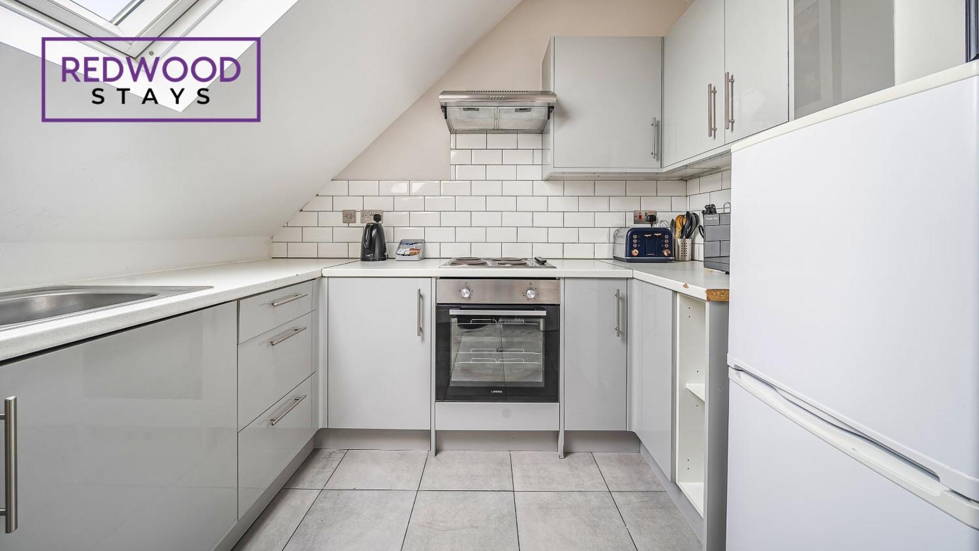Newly Refurbished Everest Lodge Serviced Apartments For Contractors & Families, Free Wifi & Netflix By Redwood Stays Farnborough  Dış mekan fotoğraf