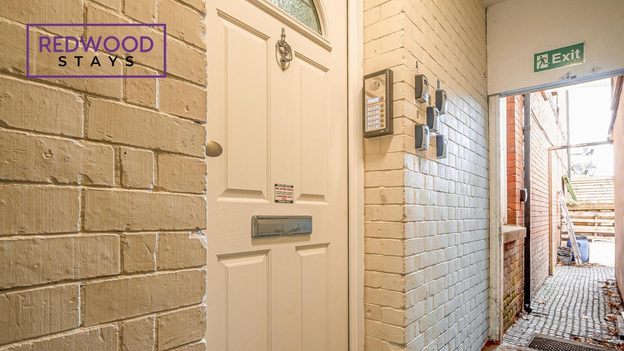 Newly Refurbished Everest Lodge Serviced Apartments For Contractors & Families, Free Wifi & Netflix By Redwood Stays Farnborough  Dış mekan fotoğraf